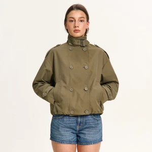 Cropp - Krótki oliwkowy trencz z kołnierzem - zielony