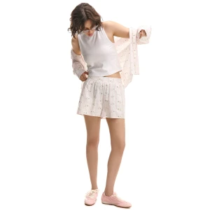 Cropp - Krótkie spodenki z kwiatowym motywem - biały