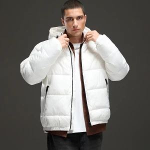 Cropp - Kurtka puffer z błyszczącym wykończeniem - biały