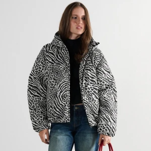 Cropp - Kurtka puffer ze zwierzęcym wzorem - wielobarwny