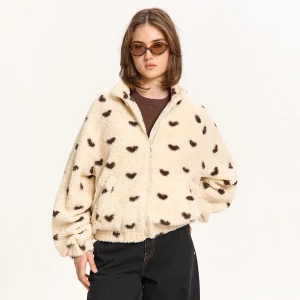 Cropp - Kurtka sherpa z sercowym wzorem - beżowy