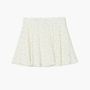 Cropp - Kwiecista spódnica mini z wiskozy - wielobarwny
