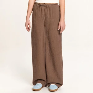 Cropp - Marszczone brązowe spodnie z wiązaniem - brązowy