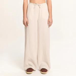 Cropp - Marszczone kremowe spodnie z wiązaniem - kremowy