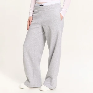 Cropp - Melanżowe dresy straight z lampasami - jasny szary