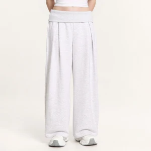 Cropp - Melanżowe spodnie dresowe z podwinięciem - jasny szary