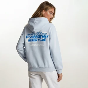 Cropp - Niebieska bluza hoodie z sentencją - błękitny