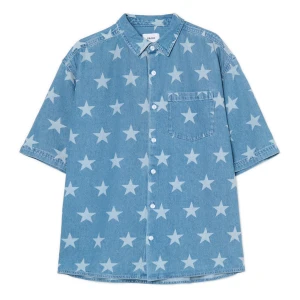 Cropp - Niebieska jeansowa koszula z gwiazdami - niebieski