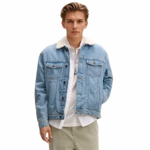 Cropp - Niebieska jeansowa kurtka sherpa - niebieski