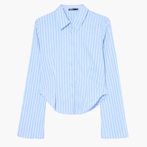 Cropp - Niebieska koszula w paski z zaokrąglonym dołem - błękitny
