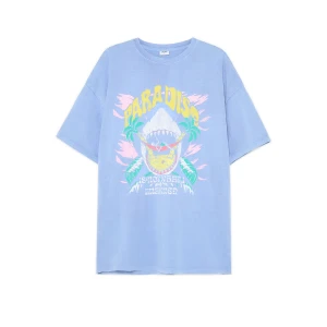 Cropp - Niebieska koszulka z motywem rekina - błękitny