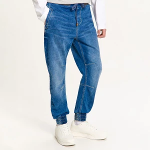 Cropp - Niebieskie denimowe joggery o sportowym fasonie - niebieski