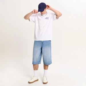 Cropp - Niebieskie jeansowe spodenki skater - niebieski