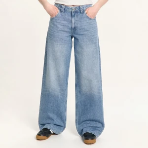 Cropp - Niebieskie jeansy baggy z efektem sprania PETITE - niebieski