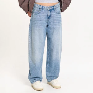 Cropp - Niebieskie jeansy balloon z efektem sprania - niebieski