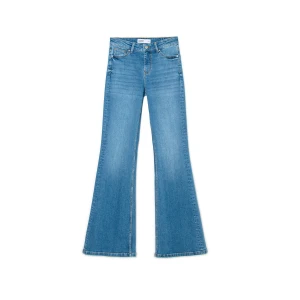 Cropp - Niebieskie jeansy flare z efektem sprania - niebieski