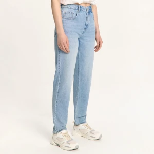 Cropp - Niebieskie jeansy mom z efektem sprania - niebieski