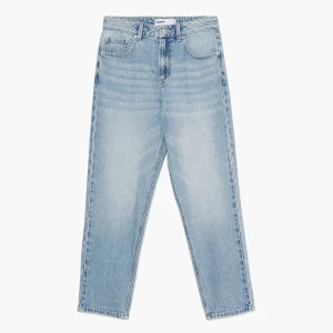 Cropp - Niebieskie jeansy mom z efektem sprania PETITE - niebieski