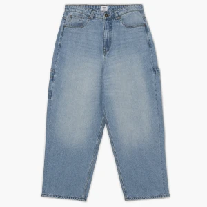 Cropp - Niebieskie jeansy skater z efektem sprania - niebieski