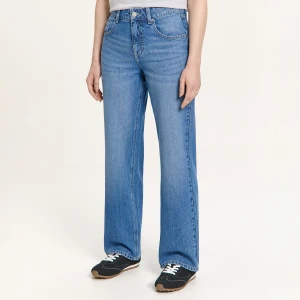 Cropp - Niebieskie jeansy straight z efektem sprania - niebieski