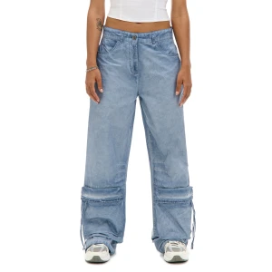 Cropp - Niebieskie spodnie z kieszeniami cargo - granatowy