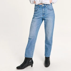 Cropp - Niebieskie sprane jeansy mom PETITE - niebieski