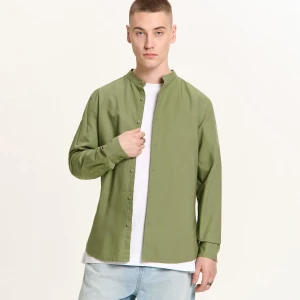 Cropp - Oliwkowa koszula slim ze stójką - zielony