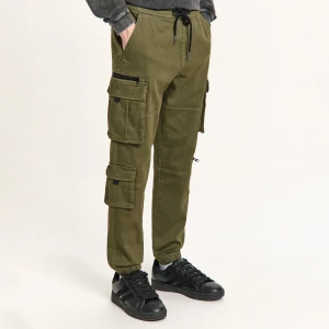 Cropp - Oliwkowe joggery z kieszeniami cargo - zielony