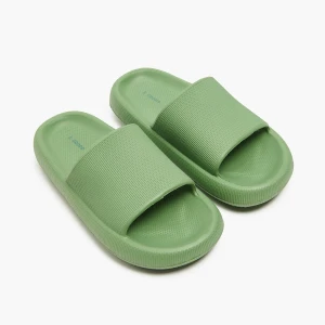 Cropp - Oliwkowe klapki z delikatną teksturą - zielony