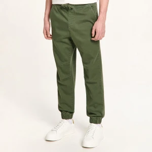 Cropp - Oliwkowe spodnie jogger regular - zielony