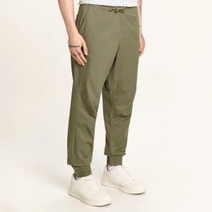 Cropp - Oliwkowe spodnie jogger - zielony