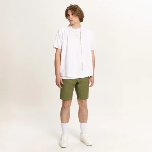 Cropp - Oliwkowe szorty typu jogger slim - zielony