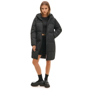 Cropp - Pikowany czarny płaszcz puffer z kapturem - czarny