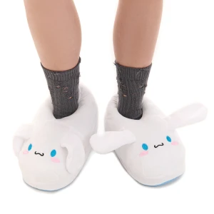 Cropp - Pluszowe kapcie Cinnamoroll - biały