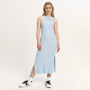 Cropp - Prążkowana błękitna sukienka midi - błękitny