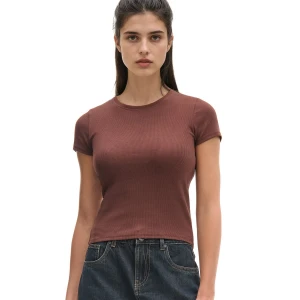 Cropp - Prążkowana brązowa koszulka - brązowy