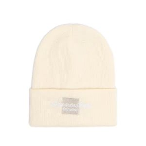 Cropp - Prążkowana czapka beanie z naszywką - kremowy