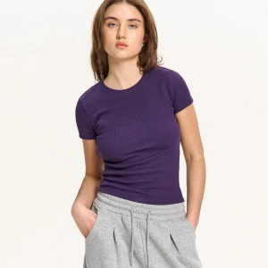 Cropp - Prążkowana fioletowa koszulka - fioletowy