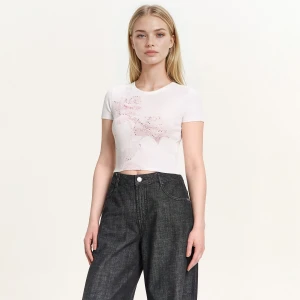 Cropp - Prążkowana koszulka z aplikacją - biały