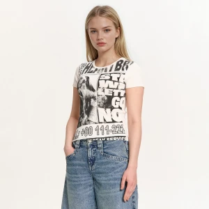 Cropp - Prążkowana koszulka z motywem ogłoszenia - jasny szary