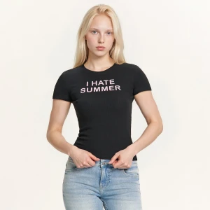 Cropp - Prążkowana koszulka z napisem - czarny