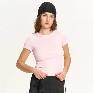 Cropp - Prążkowana różowa koszulka - różowy