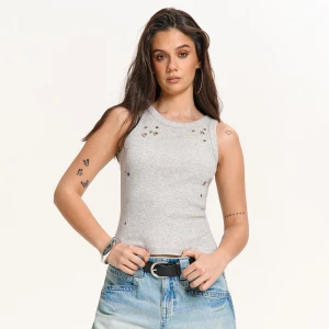 Cropp - Prążkowana szara bluzka z metalowymi elementami - jasny szary