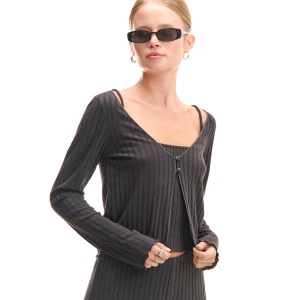 Cropp - Prążkowany sweter na dwa guziki - szary