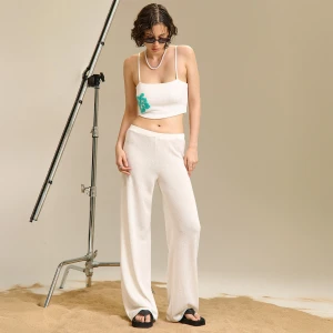 Cropp - Prążkowany top z wiskozą - kremowy