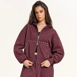 Cropp - Rozpinana bluza z kapturem i ćwiekami - kasztanowy