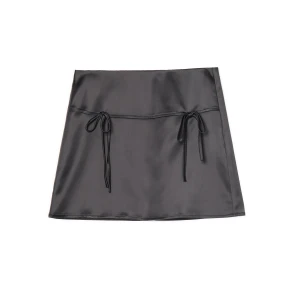 Cropp - Satynowa czarna spódnica z kokardami - czarny