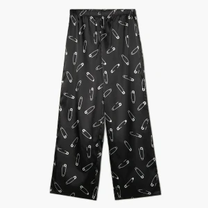 Cropp - Satynowe spodnie z motywem agrafek - czarny