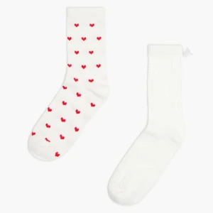 Cropp - Skarpety z haftowanym wzorem i motywem serc - kremowy