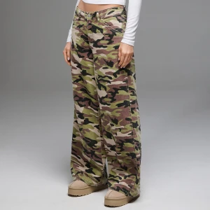 Cropp - Spodnie baggy moro - zielony